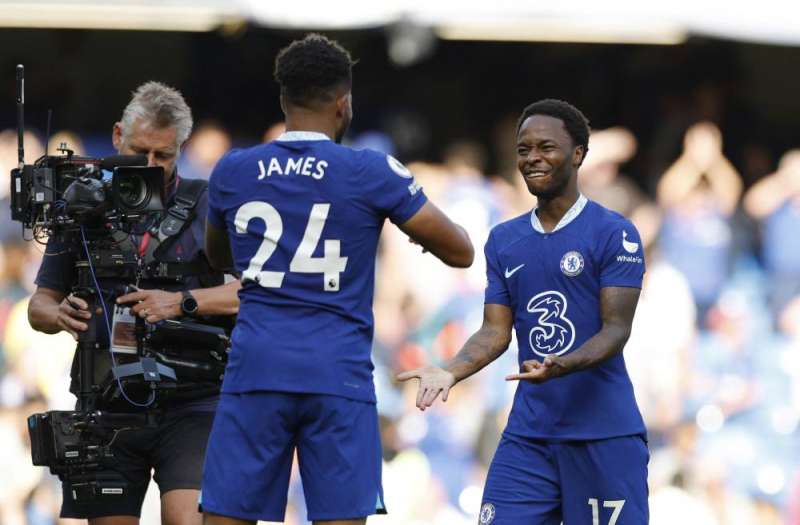 Chelsea beat Leicester with ten players