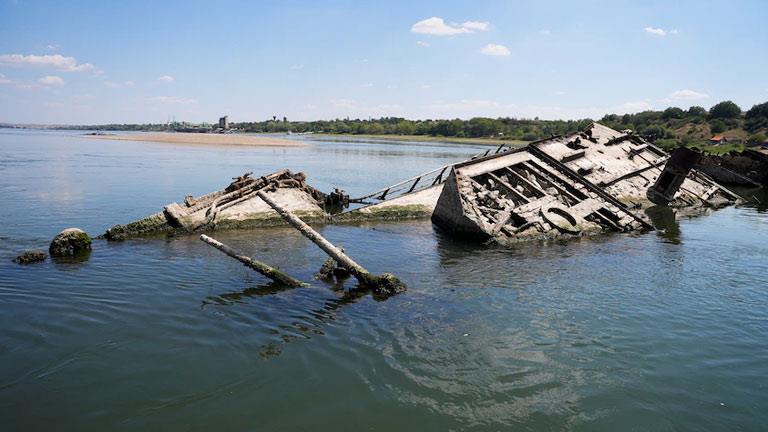 In photographs, the drying up of rivers uncovers riches that have been concealed for decades.