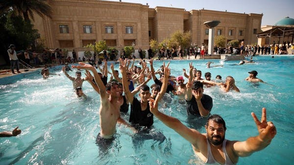 The Sri Lanka scenario is repeated in Iraq.. Protesters in the palace pool