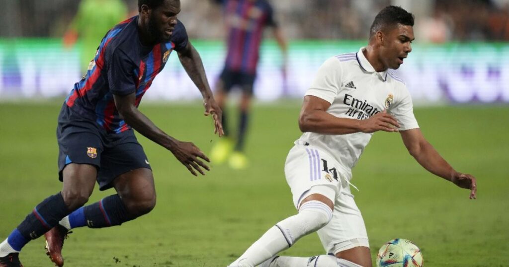 Casemiro wears Manchester United colors after removing his Real Madrid shirt