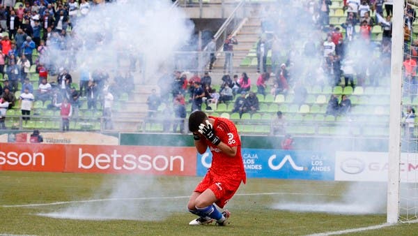 Goalkeeper injured in Chile derby due to fireworks