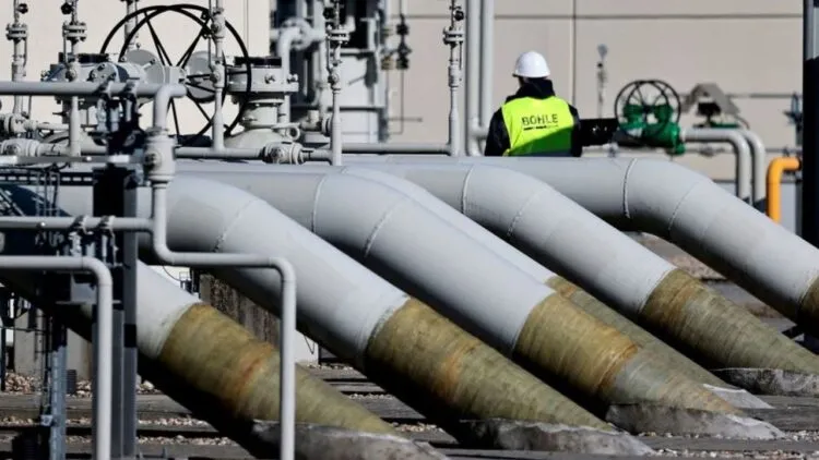 Stop Russian gas to Europe “completely”