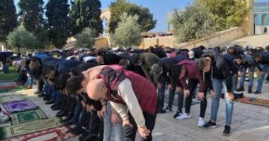 Tens of thousands of Palestinians perform Friday prayers at Al-Aqsa Mosque