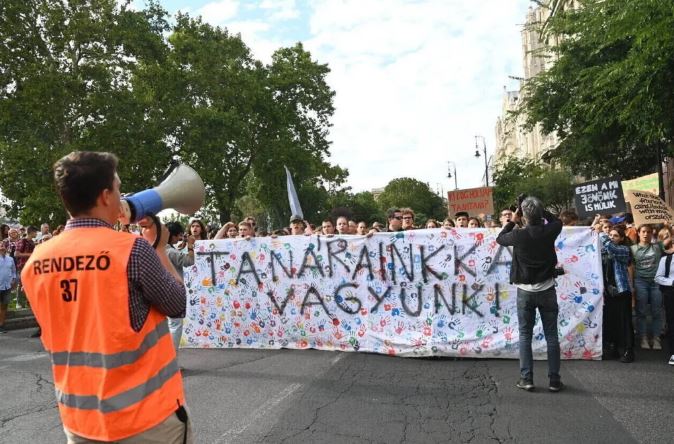 Hungarians demonstrate in Budapest against low teachers’ salaries