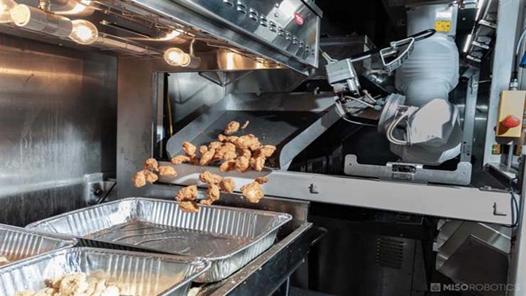 Goodbye to oil splash.. Amazing photos of a robot frying potatoes and serving them to customers