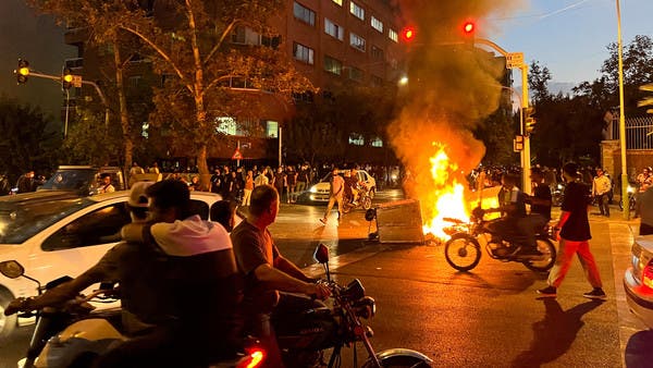 Night protests renewed in Iran..fire devours pictures of Khamenei