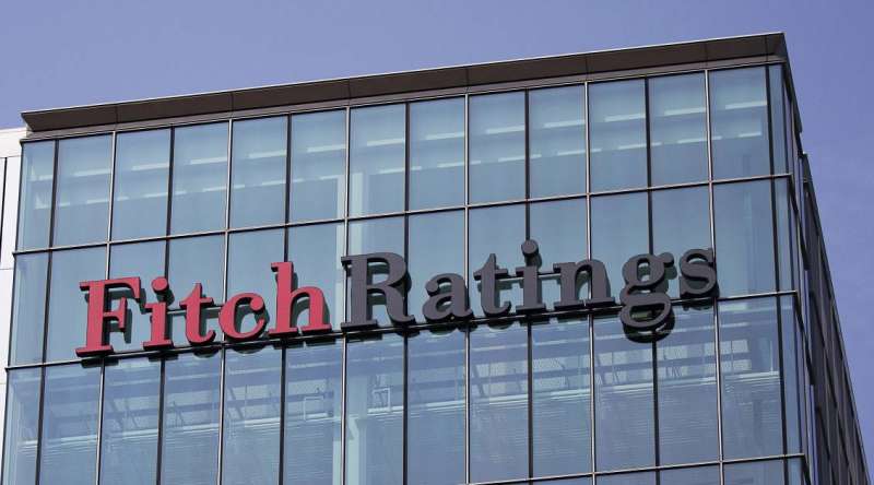 Fitch lowers the outlook for British debt from “stable” to “negative.”