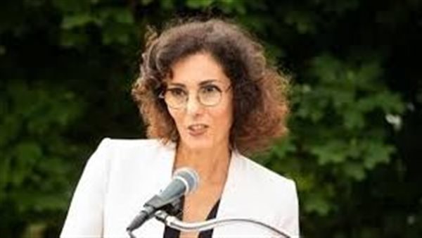 The Belgian Foreign Minister expresses solidarity with the Iranian woman by cutting a lock of her hair