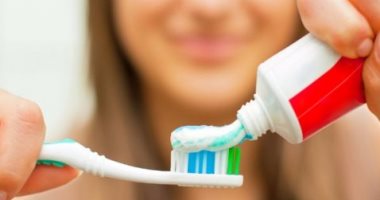 6 ways to whiten your teeth at home .. including thread and water