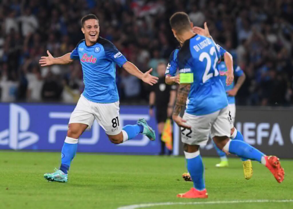 After defeating Ajax .. Napoli resolves a historic qualification in the Champions League