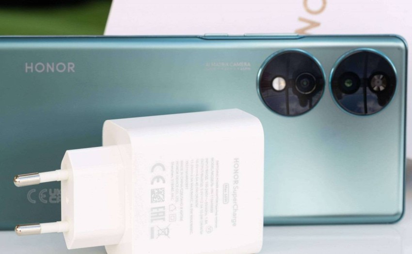 New UNer phone with a 200 -megapixel camera and high -speed charging