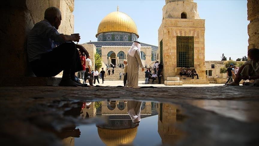 Settlers attack the people of Sheikh Jarrah in occupied Jerusalem and a member of an extremist church that defines his weapon in their face