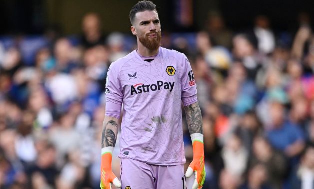 Wolves goalkeeper Sa playing with broken wrist