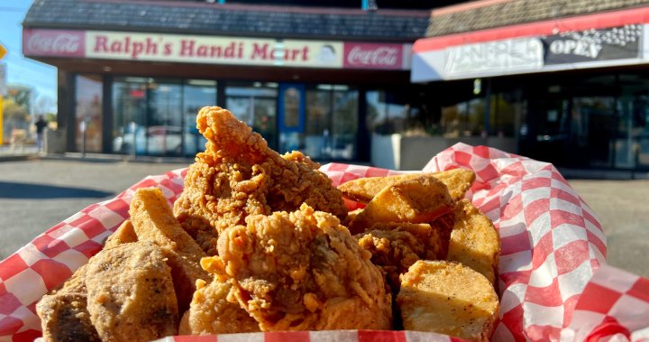 Edmontonians show up for last taste of popular convenience store fried chicken prior to closure