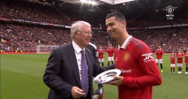 Alex Ferguson honors Cristiano Ronaldo for scoring 700 goals in his career .. Pictures