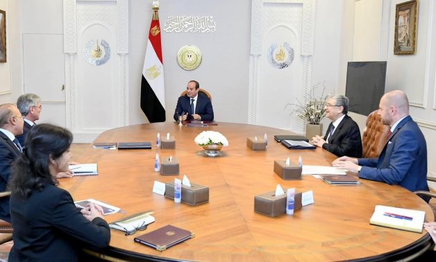 Sisi meets with Siemens’ chairman to discuss green energy projects