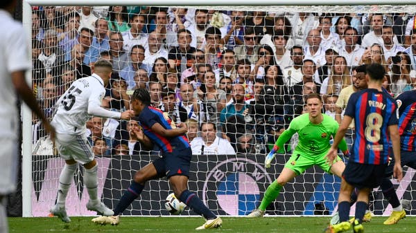 Real Madrid strikes Barcelona with three goals and is unique to the lead