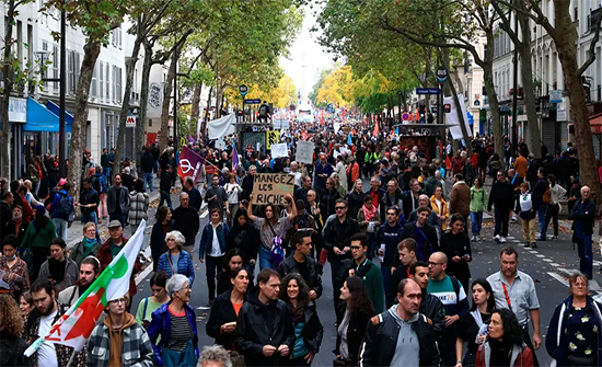 In light of the fuel crisis … massive demonstrations in Paris and destroy bank facades