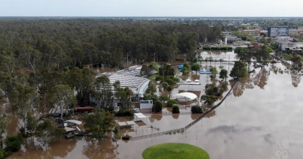 Floodwaters to cut off Victoria town for a week