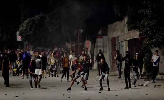 Clashes between security and protesters for the third consecutive night in Tunisia