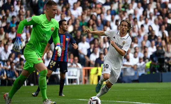 Image .. Modric smokes “hookah” after El Clásico