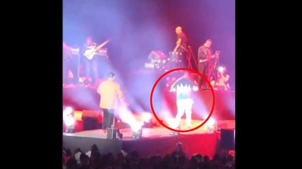 He fell in front of the fans .. Watch the moment of the death of an artist on the stage in Paris