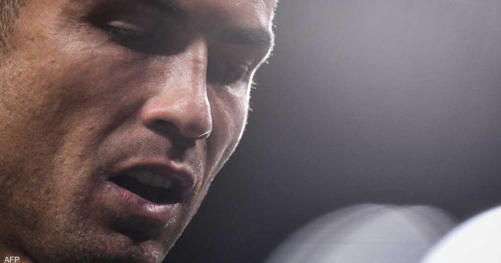 Ronaldo leaves the match through the tunnel early … and difficult words waiting for him