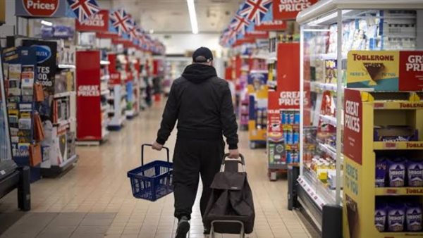 Consumers in Britain reduce their expenses amid an increase in inflation to 10 %