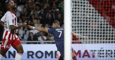 Mbappe leads Paris Saint -Germain to outperform Agaxio in the first half .. Video