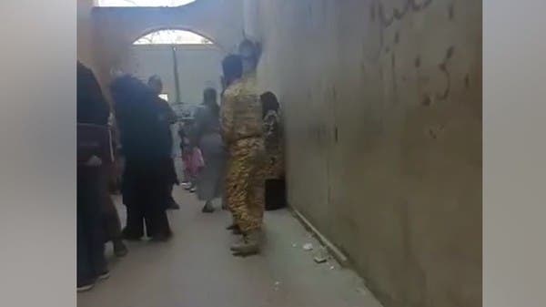 Video .. a Yemeni academy facing Houthi gunmen stormed her home