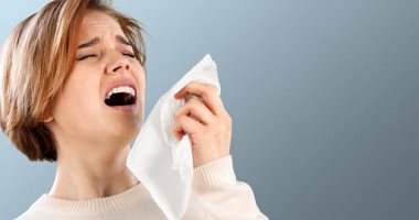 Natural tips to help you treat sneezing, most notably eating vitamin C