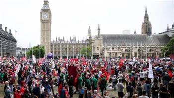 Thousands of protesters demonstrate in London to demand a return to the European Union