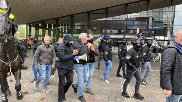 Dutch police prevent the “Pegida” movement from burning the Qur’an in Rotterdam