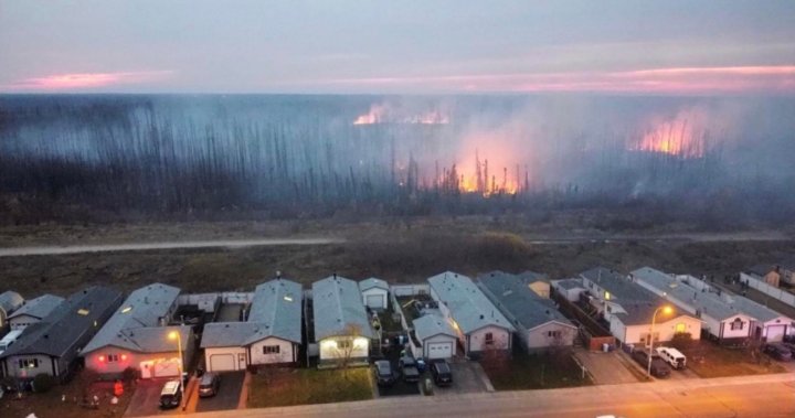 ‘Too close for comfort’: Some Fort McMurray residents on edge over fire near homes