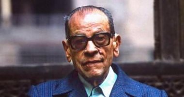 Naguib Mahfouz at the Economic Conference .. Articles of the Nobel owner were busy with society