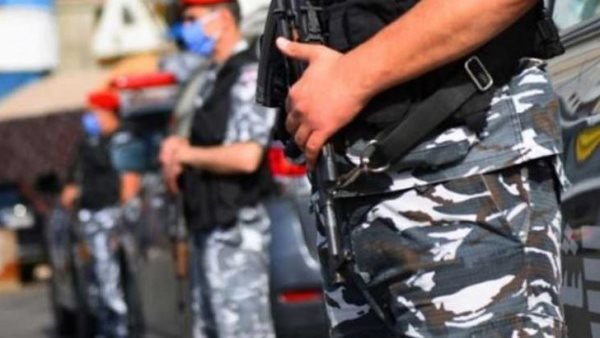 A Lebanese deposit holds hostages in a bank in the city of Sidon