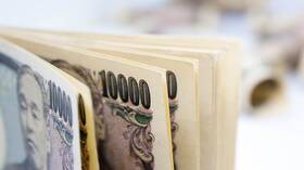 In support of its deteriorating currency .. Japan pumps record quantities of dollars in the exchange market