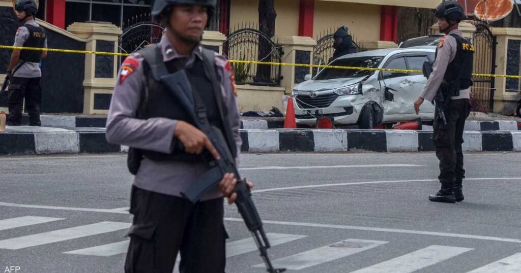 Indonesia .. The police arrest a woman carrying a pistol outside the presidential palace