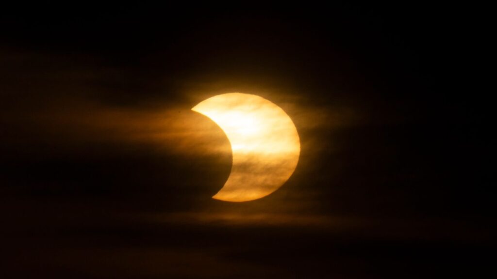 A partial eclipse of the sun is covered in many regions in the world .. How to protect yourself?