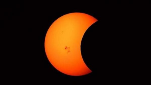 The Turks are gathering in the streets of Istanbul to see the eclipse of the sun