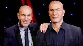 Zidane face to face in front of his wax statue