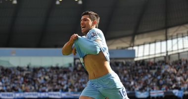 Aguero shows his historical shirt with Manchester City for sale