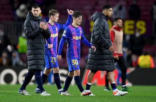 An exciting banner .. a Barcelona fan mocking his team against Bayern Munich