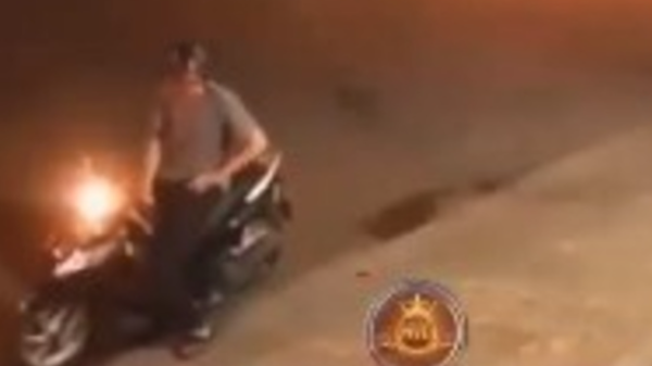 An incredible video for a young woman who saves her boyfriend from theft .. Is he in Morocco?