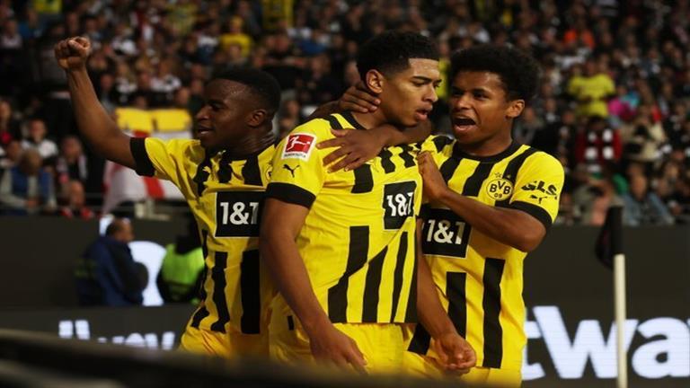 Dortmund is defeating Frankfurt in a difficult match in the German League