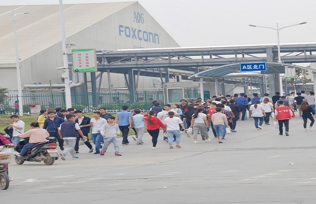 Chinese workers leave the largest IPhone phone factory in the world to escape the restrictions of Kovid