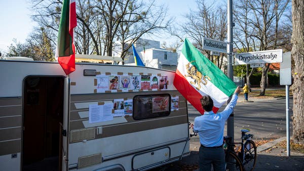 Berlin .. men attack a protest in front of the Iranian embassy