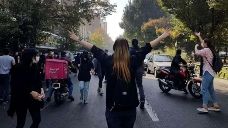 High school girls join Iran protests on 18th day