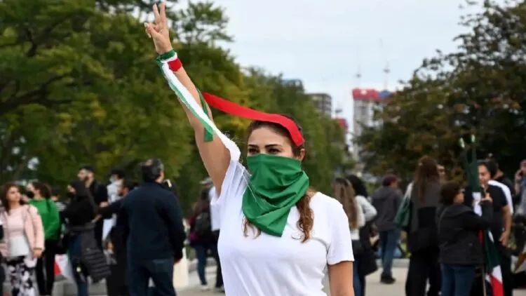 The commander-in-chief of the Iranian Revolutionary Guards acknowledges the large presence of young people in the protests