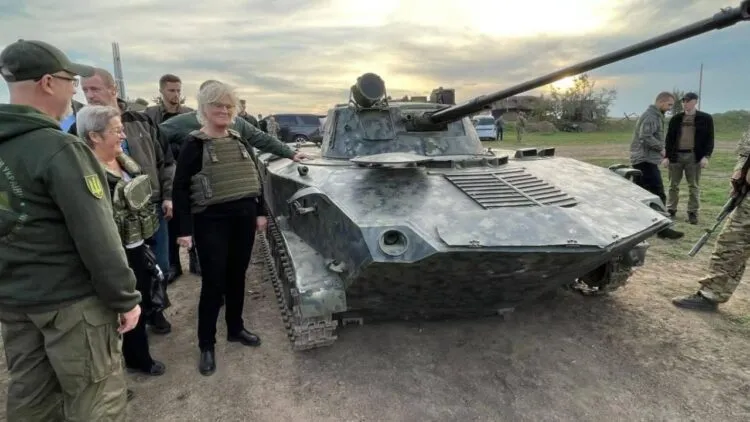 German Defense Minister makes a surprise visit to Ukraine